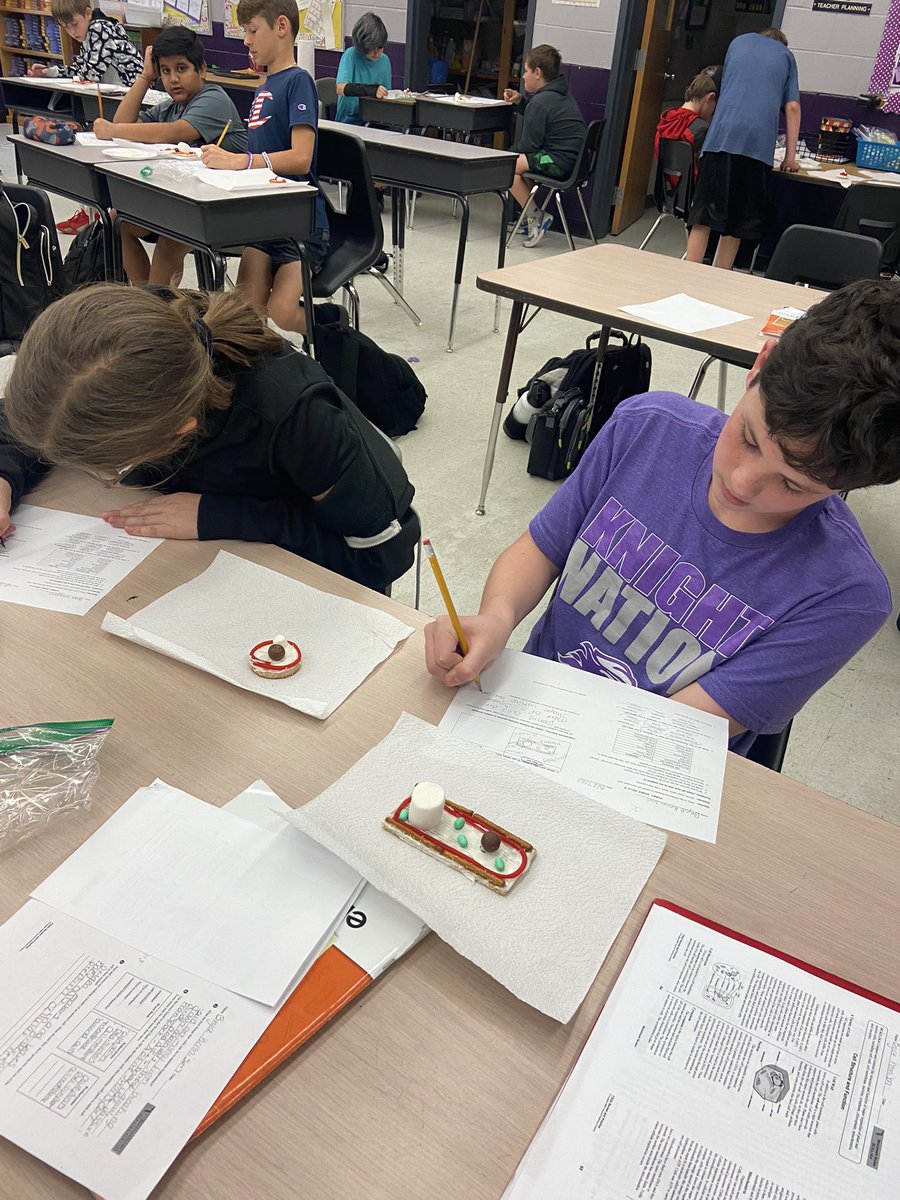 Edible Cells! One of my favorite ways to show the differences between plant and animal cells! <a href="/RRMSRoyalKnight/">RRMS</a> #WeAreRoyal