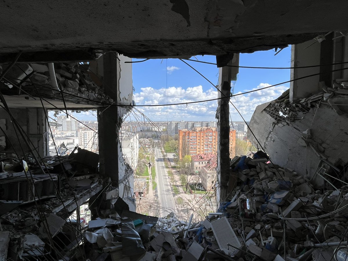 Residential building damaged by a bomb dropped from a Russian war plane on the 3rd of March. Residents say it was a 500 kg bomb. 

#Ukraine #Chernihiv