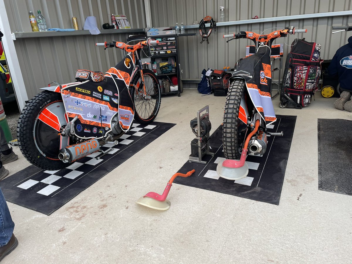 🚀🐻 

Pits looking on point tonight! 👌🏻

Tapes 🆙 7.30❗️