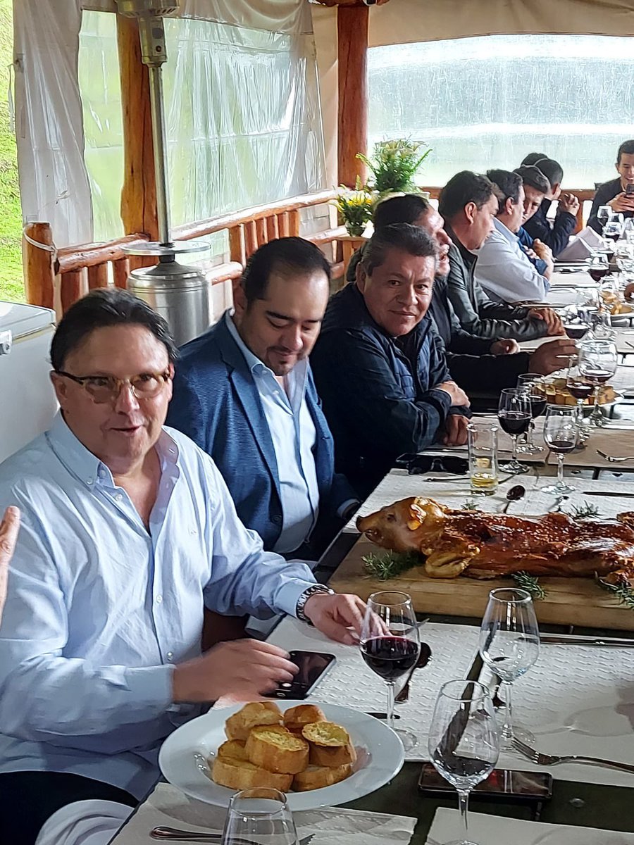 Acompañados de los amigos de <a href="/BakerMcKenzieMX/">Baker McKenzie México</a> <a href="/luiscarbajomtz1/">Luis Carbajo Martínez</a> <a href="/btorresbarron/">Benjamín Torres-Barron</a> <a href="/MarcosJBasso/">Marcos Basso</a> y con el decidido apoyo de @RecNaturalesEC <a href="/JuanCar_Bermeo/">Juan Carlos Bermeo Calderón</a> <a href="/Produccion_Ecu/">Ministerio de Producción</a> <a href="/pradojj/">Julio José Prado</a> y <a href="/RaquelSerur3/">Raquel Serur</a> recibimos a una misión empresarial mexicana que analiza proyectos de inversión 🇪🇨🇲🇽 (2)