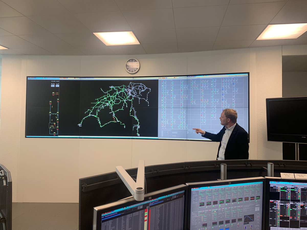 GL Sitzung in Kerzers. Massnahmen, es zu keinem landesweiten Blackout kommt, umgesetzt. Jetzt innovieren wir am ‚doppelten Boden‘:
Netzaufbau nach landesweitem Blackout in 5 Minuten, statt 6 Std (Stand 2021)…. Weltweit Spitze! Vorhaben pilotiert und auf Kurs . #sbbcffffs.