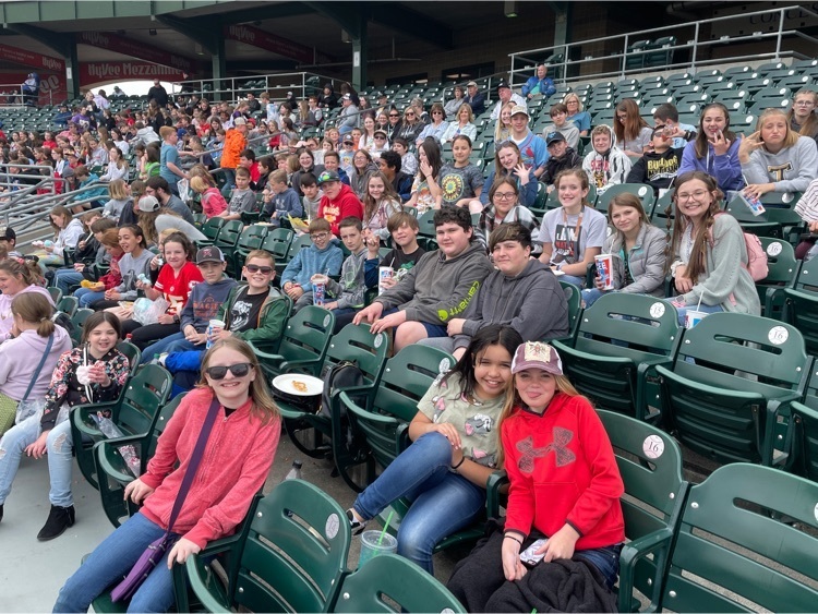 TrentonBulldogs's tweet photo. 5-7th Grades are enjoying their #tmspride trip to and Iowa Cubs baseball game! Mrs. Mounce caught a hot dog! https://t.co/4enHHkoYkd