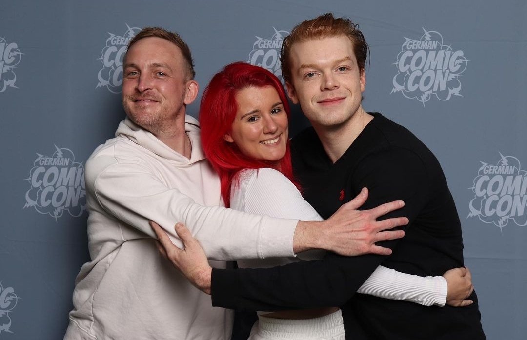 RadGallavich's tweet photo. #UPDATE 📢 | Cameron y Robin Lord Taylor con fans en el Comic-Con de Dortmund, Alemania! https://t.co/M25HQaURhj