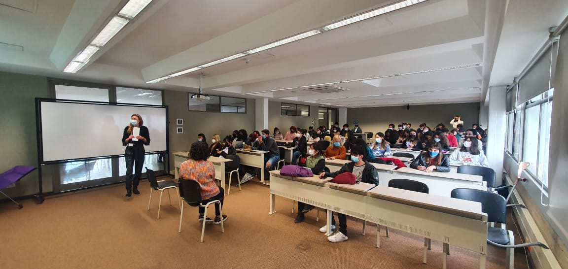 sicsuper's tweet photo. La #SIC y la artista @GreenAmarilla adelantaron una jornada de sensibilización sobre Propiedad Industrial #PI para el sector creativo y cultural, dirigida a estudiantes de la @Utadeo_edu_co, en 📍Bogotá. https://t.co/7evaMtG07H