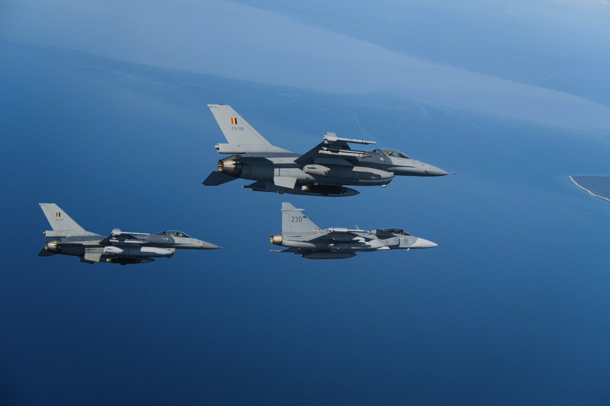 stridspiloterna's tweet photo. #FSTE #jas39gripen #f16fightingfalcon #stridspiloterna #swedishairforce #belgiumairforce https://t.co/LhZkts8U1G