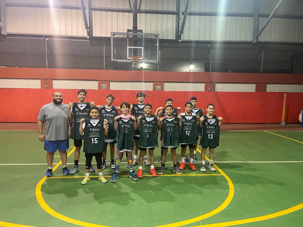 A Éstos 12 guerreros del baloncesto, el club Bucaplaa les está quitando la oportunidad de jugar lo que más les apasiona. Por favor no seamos injustos con los niños <a href="/kefvelazquez/">Kefrén Velázquez</a> <a href="/jayfonsecapr/">Jay Fonseca</a> @Natmelendez5 <a href="/fbpur/">FBPUR 🏀🇵🇷</a> <a href="/yumrp/">Yum Ramos</a>
El 💸💸 y el poder matando inocencia de niños #LetThemPlay