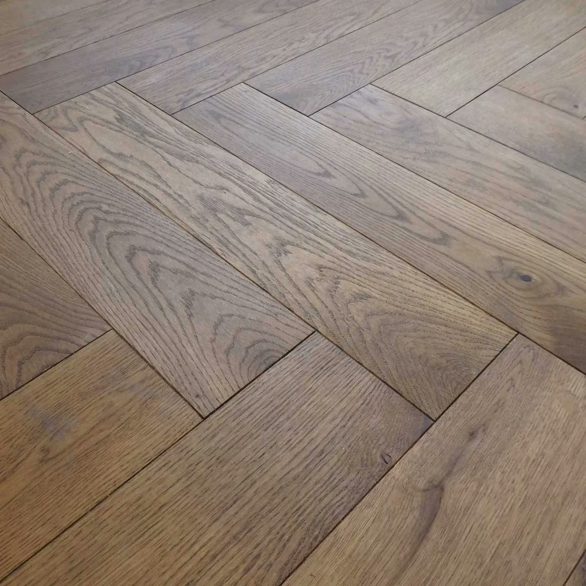 PARQUET Parquet wood flooring is a great way to introduce subtle, stylish and timeless pattern into your home. buff.ly/3ew2eDE #arlberrybespoke #bespokeinteriors #parquet #herringbone #chevron #woodfloors #woodflooringexpert #woodflooring