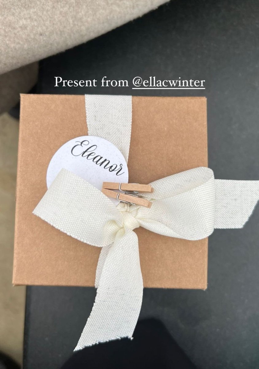 infoElounor's tweet photo. Ella convidou Eleanor para ser a dama de honra do seu casamento 🥰🥰🥰

"Presente da Ella"
"Eu disse sim" https://t.co/qnoKBifLo1