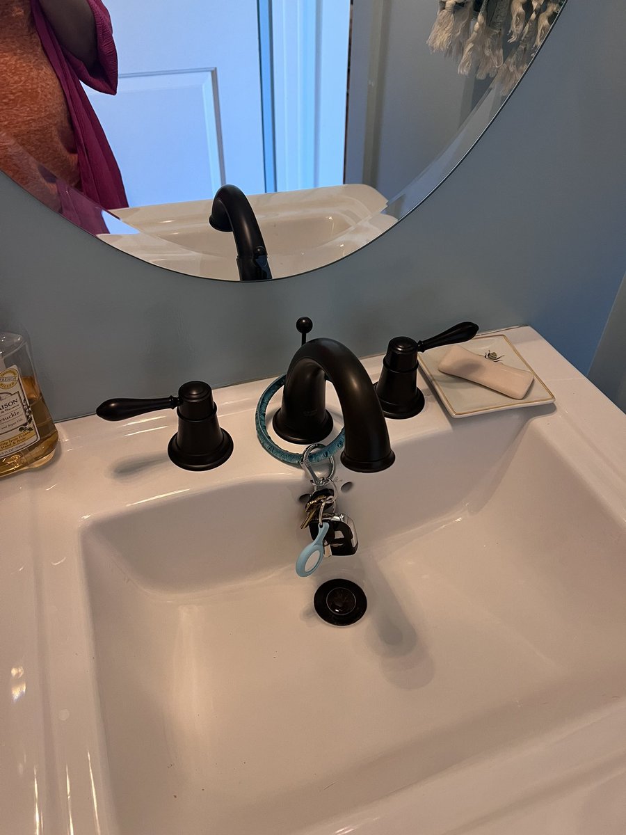 Just went to my moms house and she’s not here and neither is her car but found her car keys i bet she lost