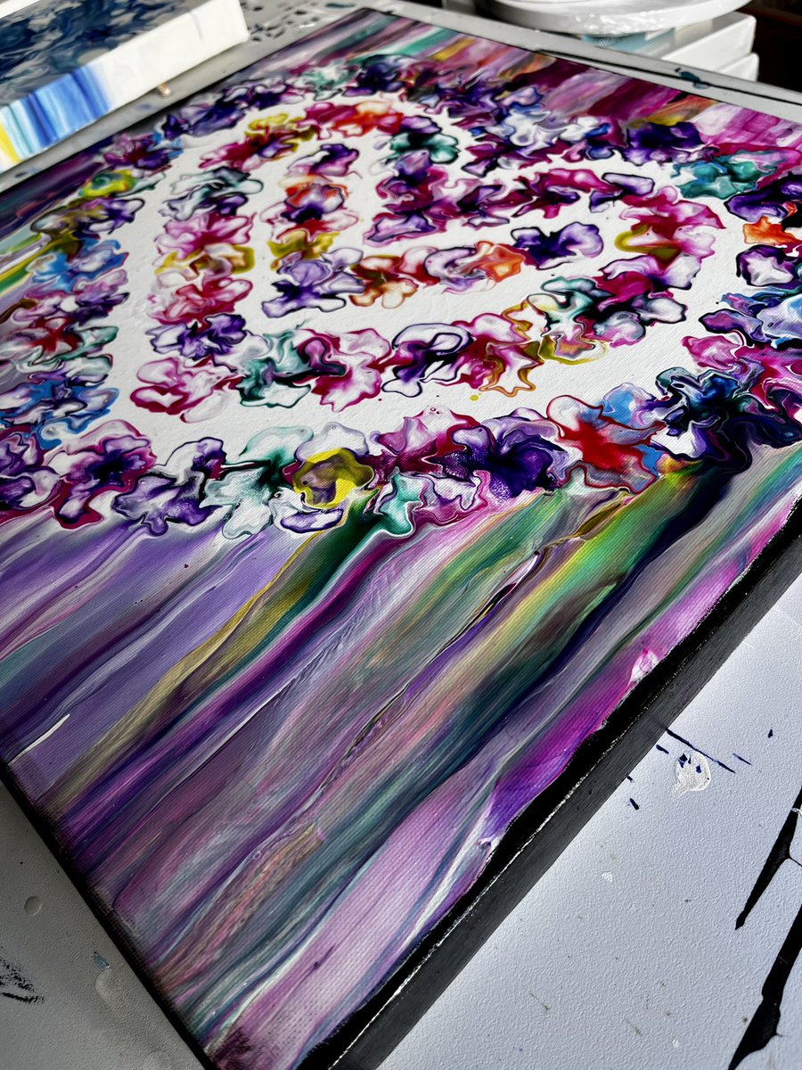 Just finished varnishing this Heart on a 20x20 inch canvas with a deep edge #art #artwork #artist #artontwitter #abstractart #fluidart #fluidartist #artgallery #modetnart #artdesign #artdesigning