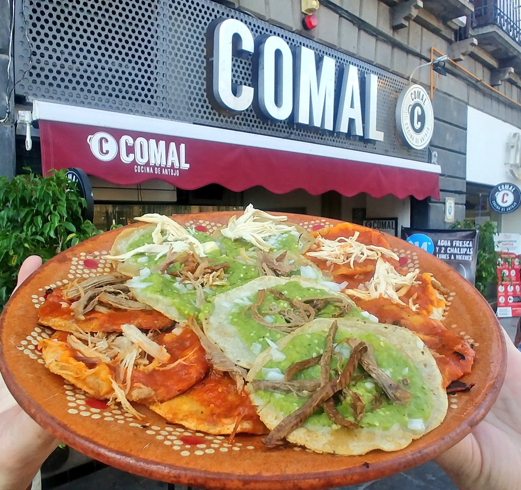 TheGuiltyNote's tweet photo. Cuenta la leyenda que las icónicas chalupas poblanas fueron inventadas por los frailes, que utilizaron restos de pollo y los mezclaron c/ un poco de masa de maíz, pero sintieron que estaba muy seca, por lo que decidieron que era buena idea agregarle salsa y cebolla.
@comalcocina https://t.co/dQtlEoff70