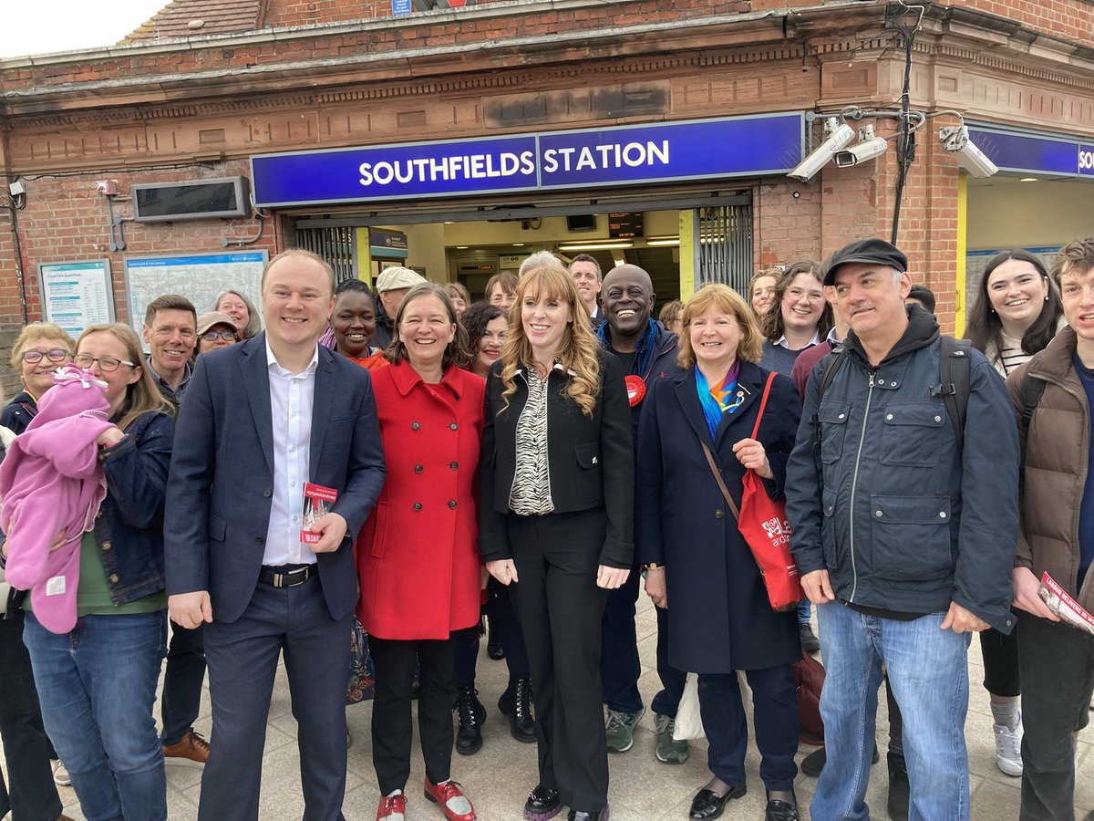 AngelaRayner's tweet photo. It was an absolute pleasure to join @PutneyFleur on a visit to Wandsworth this evening. Great turnout, brilliant activists including an adorable little one 🌹
#labourdoorstep https://t.co/Ox5sL9VgLo