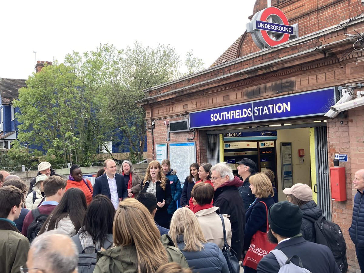 AngelaRayner's tweet photo. It was an absolute pleasure to join @PutneyFleur on a visit to Wandsworth this evening. Great turnout, brilliant activists including an adorable little one 🌹
#labourdoorstep https://t.co/Ox5sL9VgLo