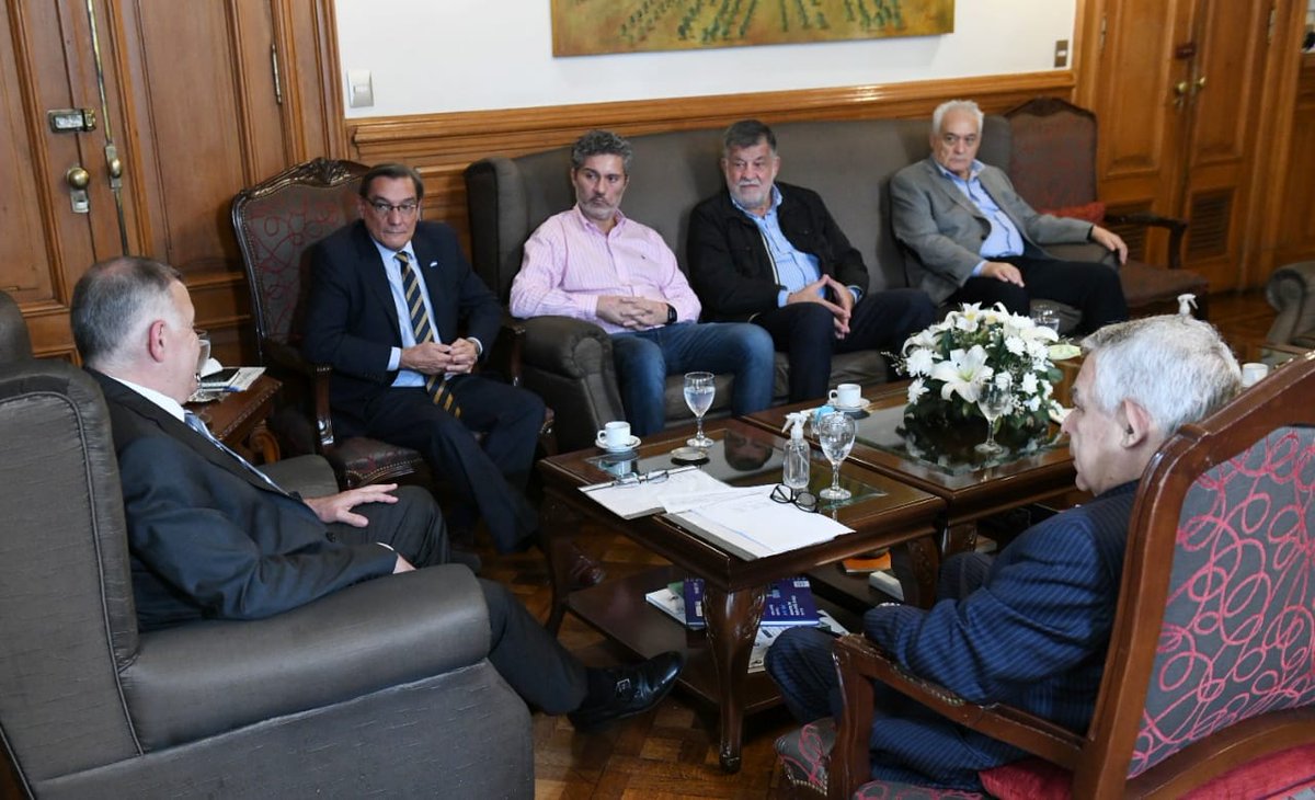 losbalcanestuc's tweet photo. Tucumán avizora una buena zafra
El Gobernador recibió a autoridades del sector para analizar la actualidad y el futuro de la actividad que tiene una importantísima incidencia sobre la economía de la provincia.
Más información 👇
https://t.co/6BdpQKmCMJ https://t.co/TLsGAOLJdq