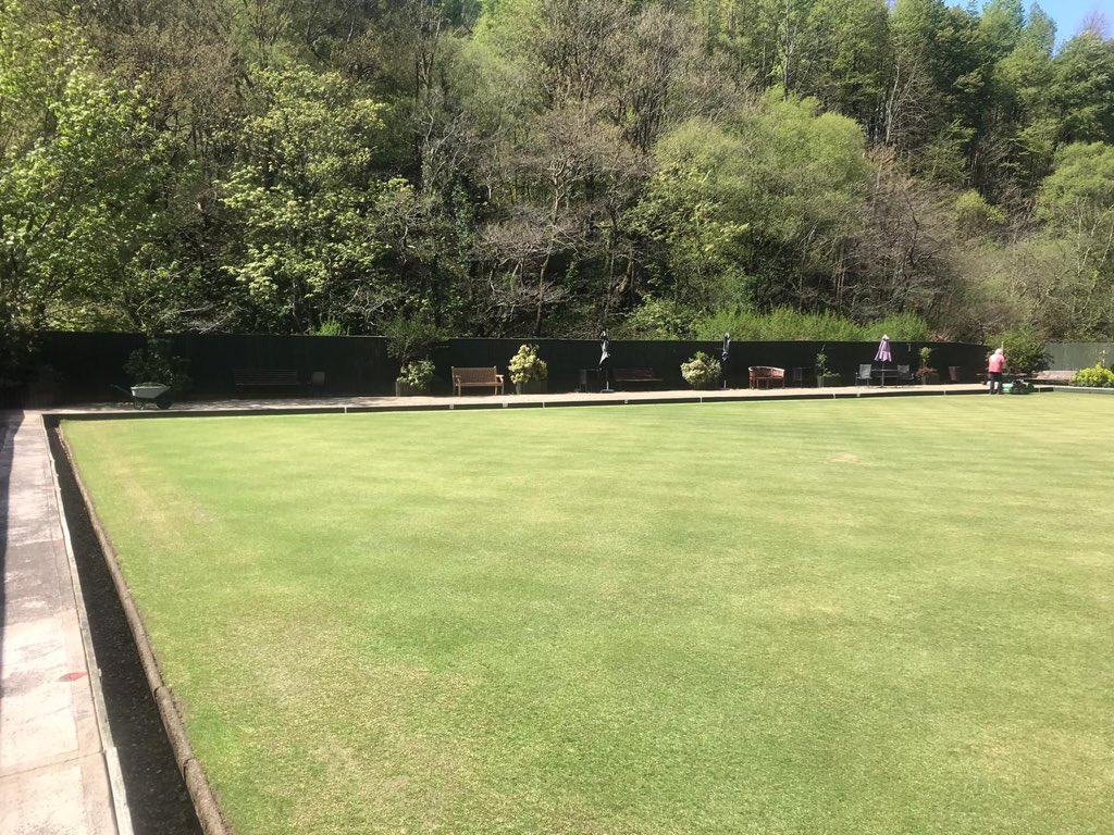 hmppswales's tweet photo. We've been repainting the exterior fencing at Pontrhydyfen bowling club.
#CommunityPaybackWorks 
#HelpingTheCommunity
#Bowling
#TeachingPoPsNewSkills
#120MetersofFencingPainted
#HalfWayAround https://t.co/FMTI2dVtfU