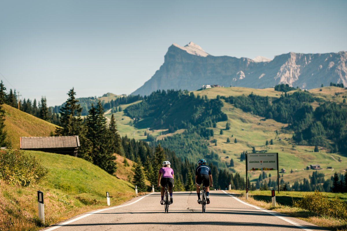 suedtirol_info's tweet photo. Helm auf, Füße auf die Pedale... und los geht's!
Von Rennen für #Hobbysportler bis hin zu #Radtagen: Merke dir diese Termine im Kalender vor und melde dich für die Bike-Events in #suedtirol an. 🚴♀ https://t.co/81as5ZA75J 🚴
#bike #rad #mtb #bikeevents https://t.co/XiHFdHz0zW