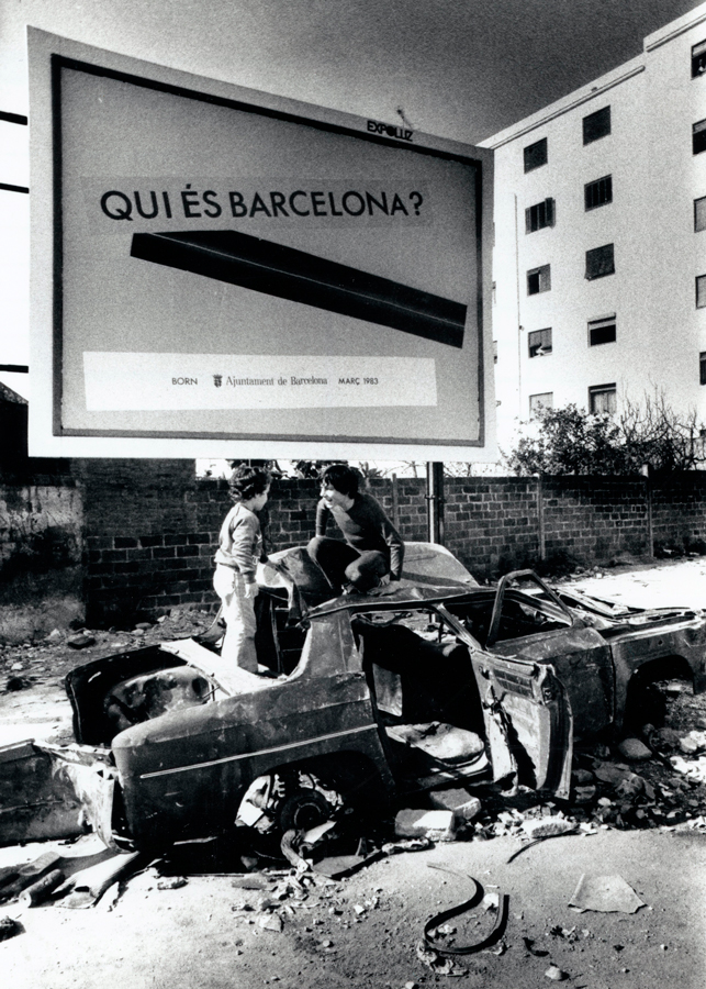 BoigBCN's tweet photo. Qui és Barcelona? 

Nou Barris 1983. 

És tan potent aquesta imatge, diu tantes coses. Espectacular.

📷 Kim Manresa https://t.co/vS5OOF704Z