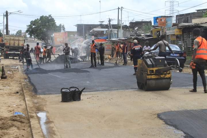 24Yopougon's tweet photo. #Yopougon 
Traitement des points à temps sur l'axe Mosquée Koudouss-Amondji.
C'est la pose du bitume dans le cadre des travaux de réhabilitation de cet axe routier. https://t.co/WDZLDFjPrV