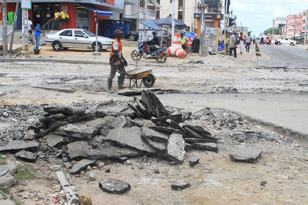 24Yopougon's tweet photo. #Yopougon
Réhabilitation des points dégradés de la voirie.
La phase de décapage des parties dégradées de l'axe Ananeraie Antenne-Carrefour Oasis a débuté ce mercredi 27 avril 2022. https://t.co/4zoeT8nWL3