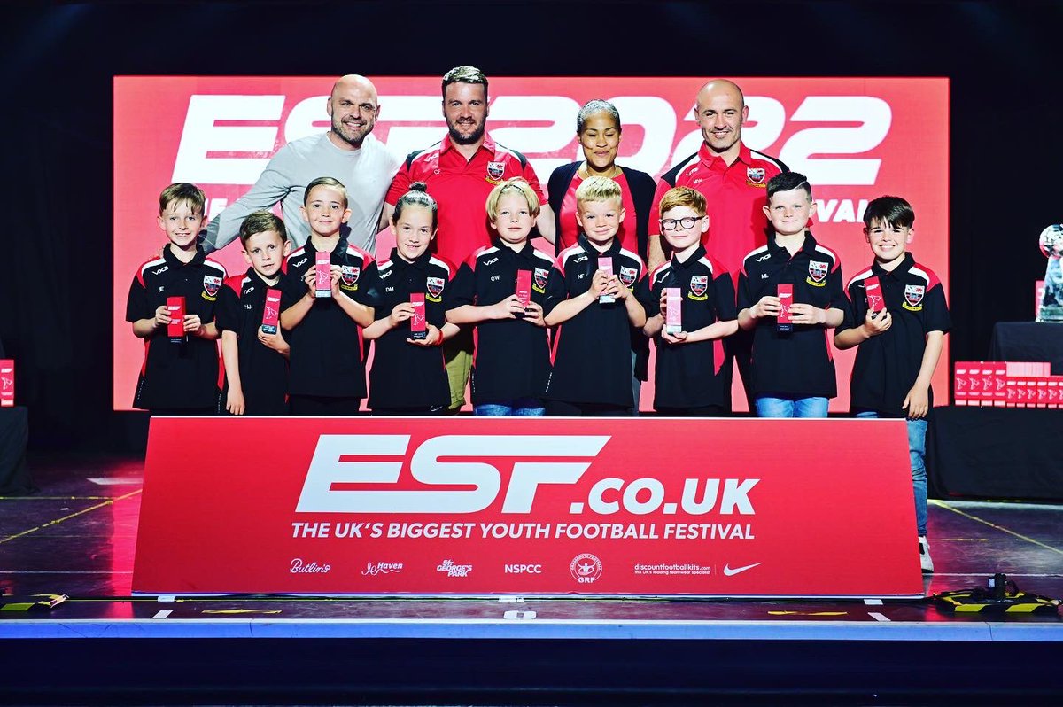 Gorsathmini's tweet photo. Cracking tour for our under 8s at the minehead festival 🔴⚫️⚽️ https://t.co/9hTsET5HvY