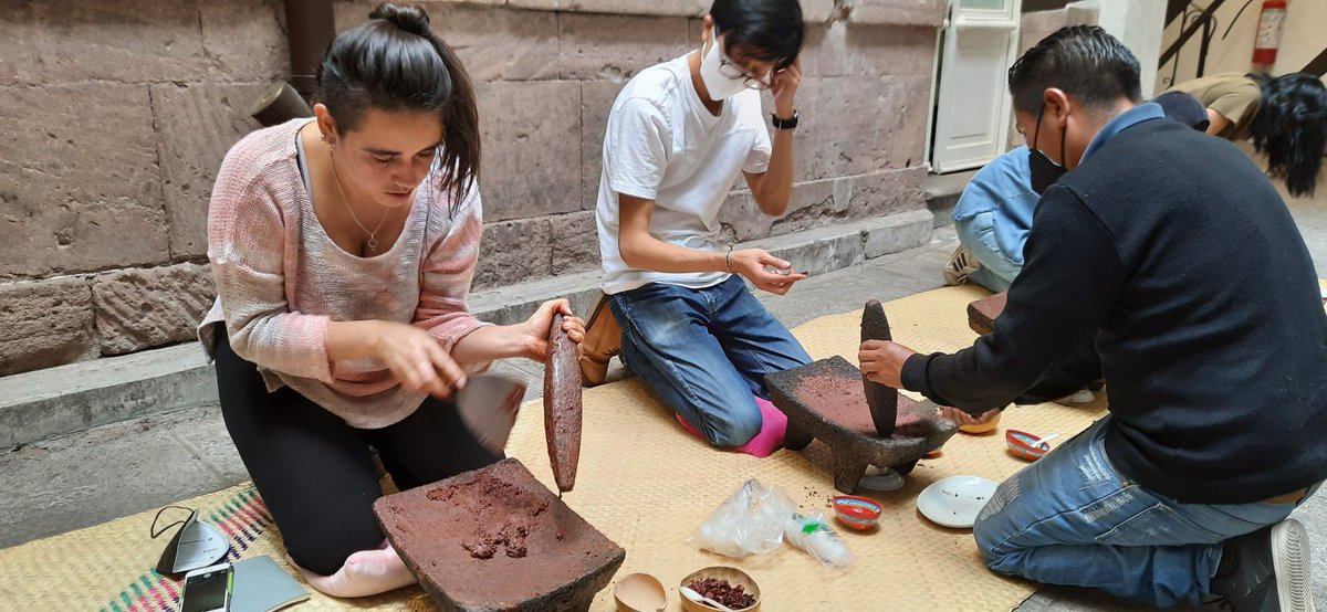 Así se está viviendo el Taller de chocolate en metate y flores en nuestra #NocheDeMuseos presencial en #ElMUCHO 
#primavera 
#museoscdmx
