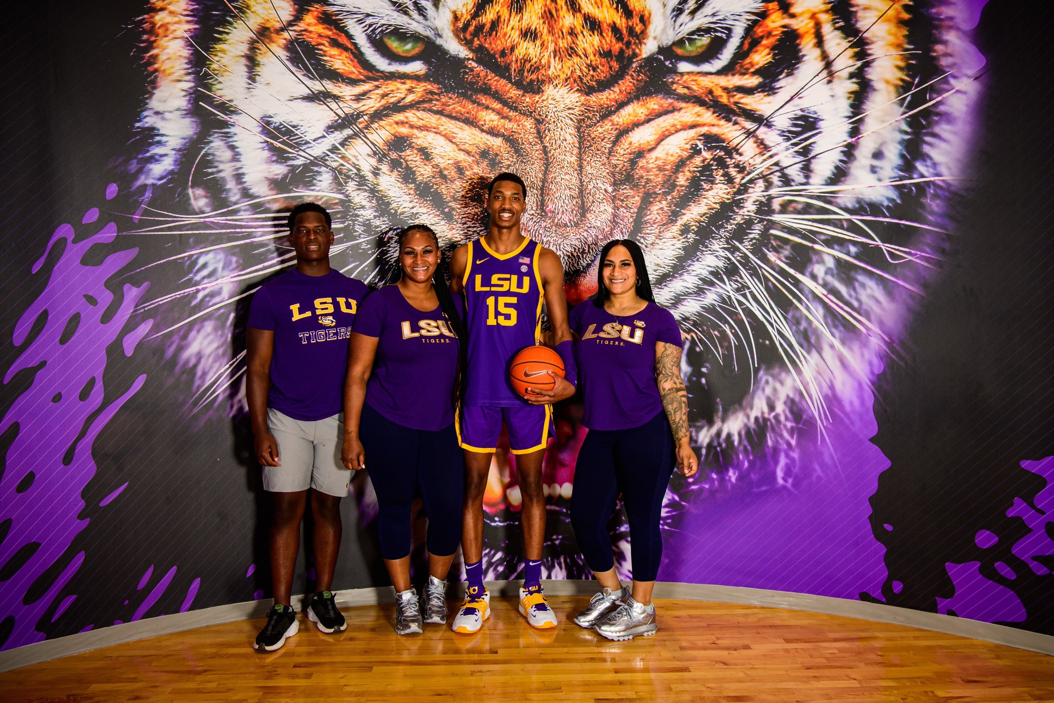 1 LSU Basketball Fan (LSUBBall24) / Twitter