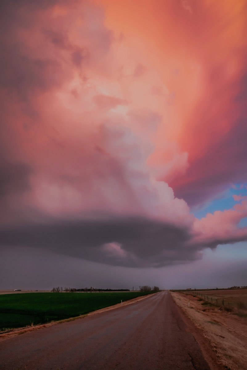 Stormwatcher771's tweet photo. A 🧵! Last Thursday in Kansas We were treated to one of the most stunning LP supercells. Storms typically are not this colorful, but this storm had some of the most vibrant colors at sunset. Now live on @opensea https://t.co/SgME6mcUH1