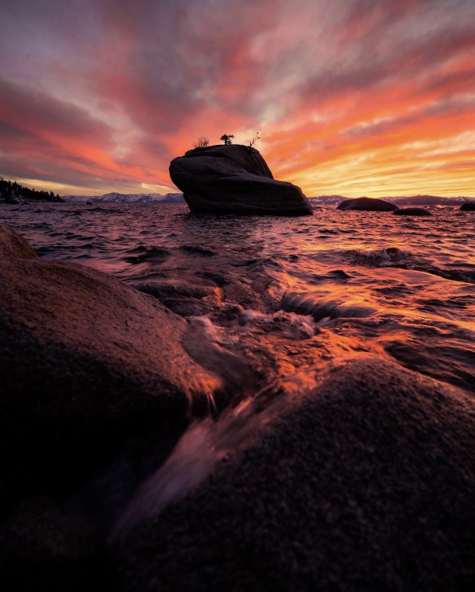 Catch a sunset in #RenoTahoe 🌅 @roamingwithriley_