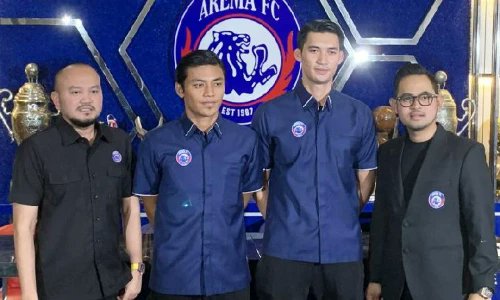 EdanBolaRCBFM's tweet photo. Presiden Arema FC, Gilang Widya :"Setelah ini, lalu siapa lagi? Tunggu saja, masih akan ada lagi pemain baru,"

https://t.co/auiEY8cYki https://t.co/tTJ5BcDohn