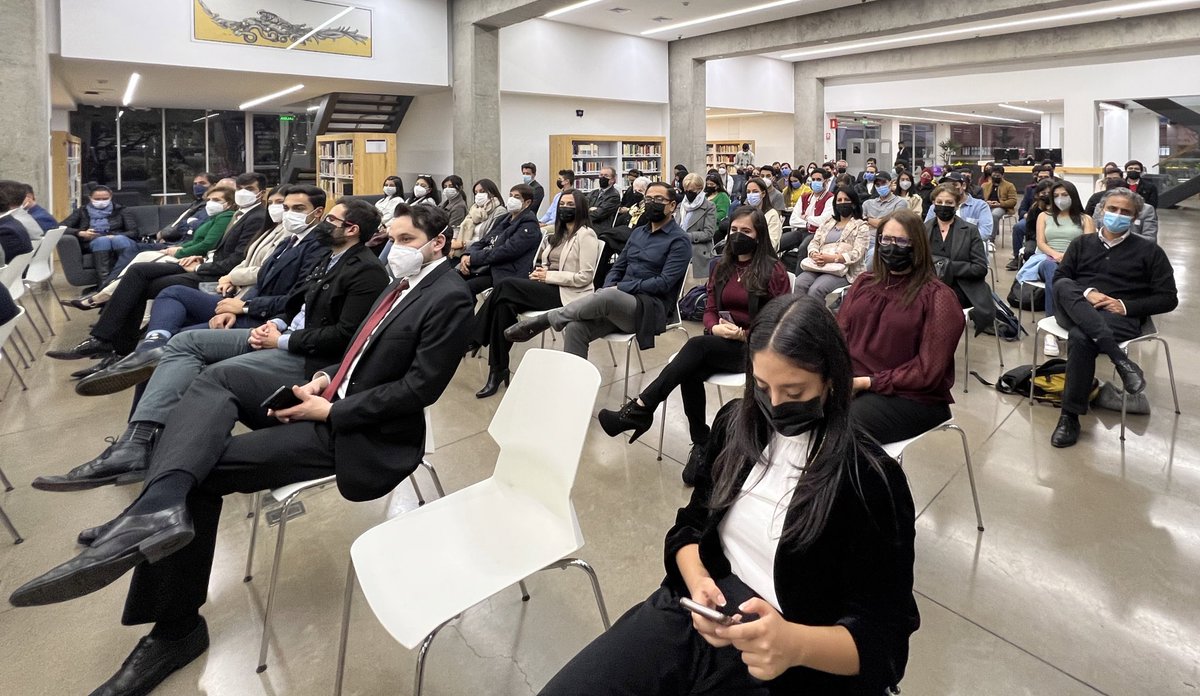 El <a href="/MunicipioCuenca/">Municipio Cuenca</a> y la <a href="/uazuay/">UniversidaddelAzuay</a> realizaron el lanzamiento del libro “Cuenca Internacional” iniciativa con la que se busca presentar a la ciudad desde las experiencias de éxito del sector público, privado y académico para posicionarla como ciudad referente a nivel internacional.