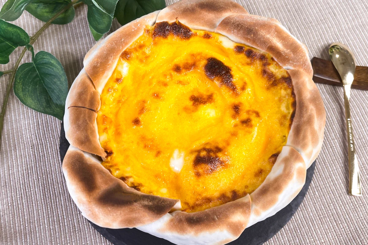 たまごの濃厚な味わい。餃子の皮で巨大エッグタルト！