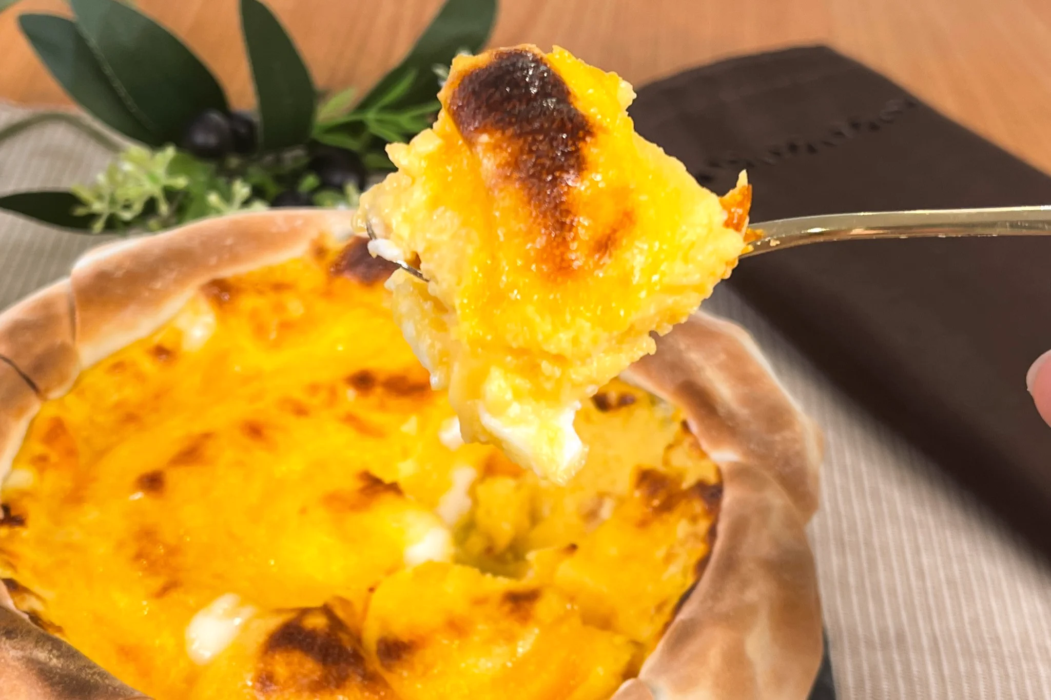 たまごの濃厚な味わい。餃子の皮で巨大エッグタルト！