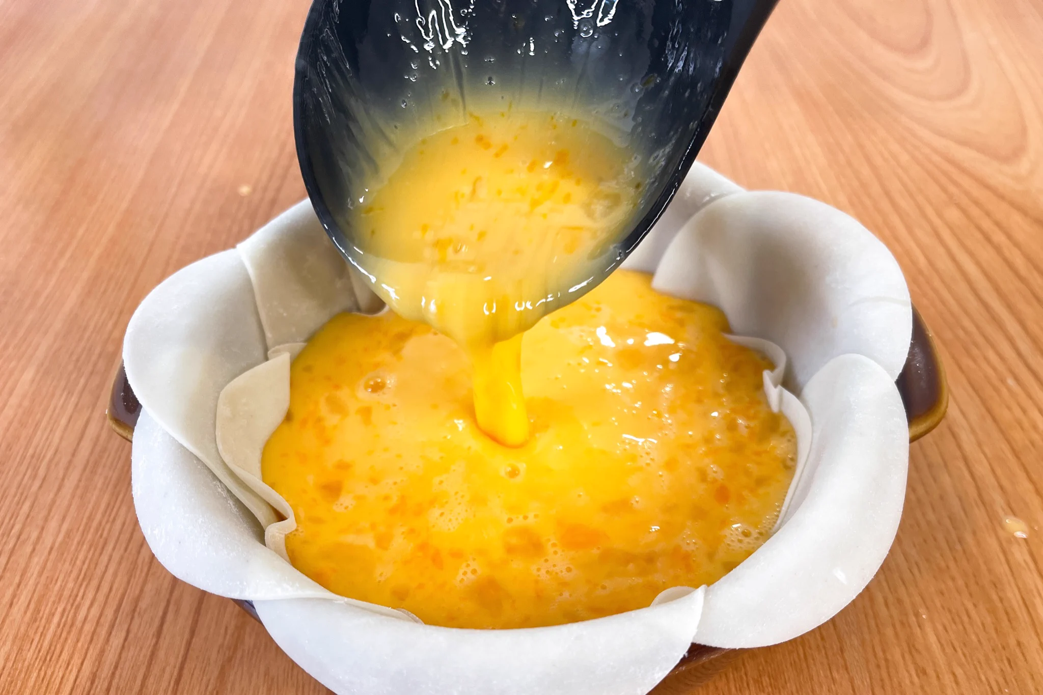 たまごの濃厚な味わい。餃子の皮で巨大エッグタルト！