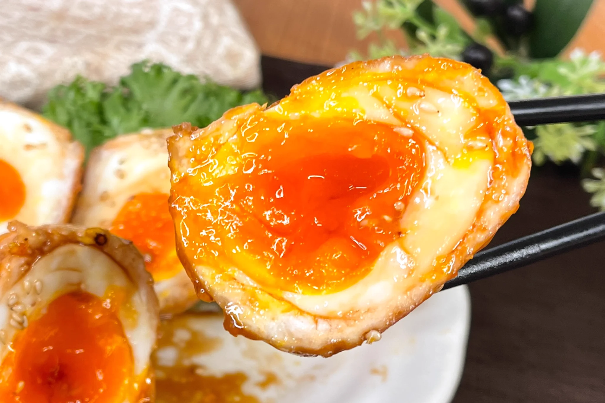 卵をまるごと使用！とろり卵黄あふれるつくね爆弾。