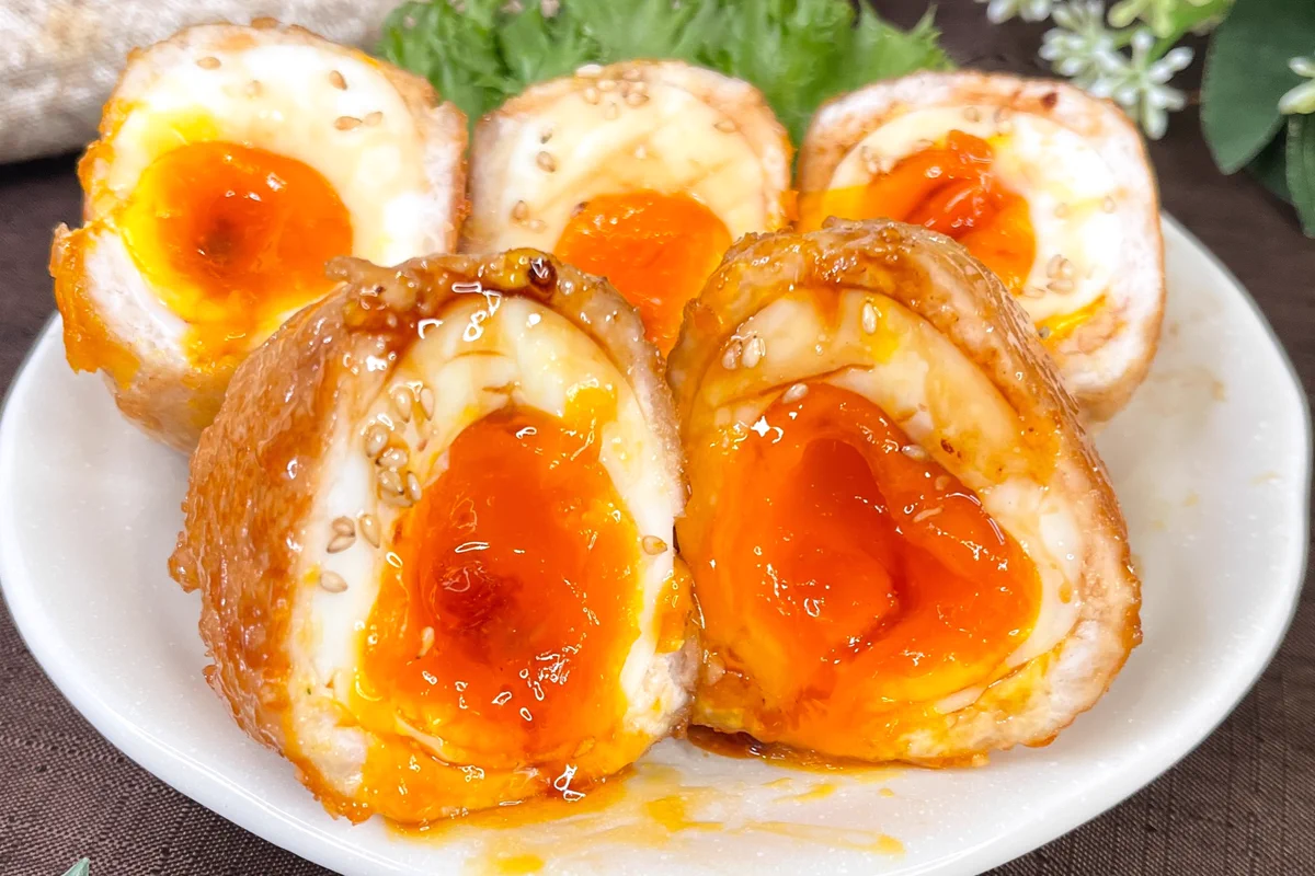 卵をまるごと使用！とろり卵黄あふれるつくね爆弾。