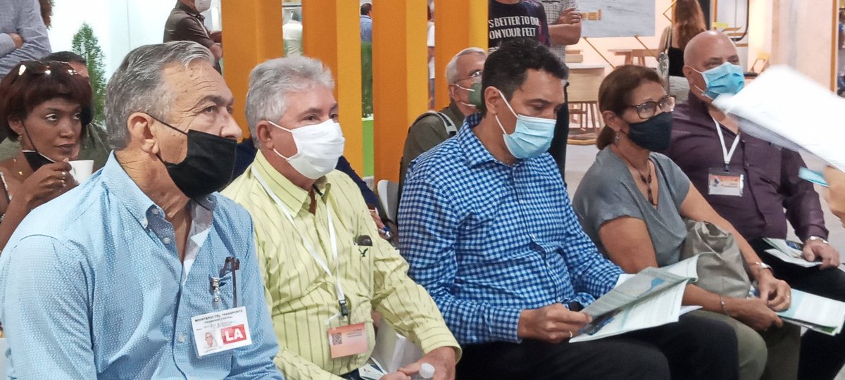 Eladio_GEDIC's tweet photo. En el marco de la XIII Feria Internacional de la Contrución, valioso intercambio con el MICONS, EPOT y la Dirección General de Vialidad, sonde contamos con la presencia del Ministro del Transporte Eduardo Rodríguez Dávila.
#Fecons2022
#ProyectandoElFuturo
#OSDE_GEDIC
#EPOT. https://t.co/kXbYVe6ezf