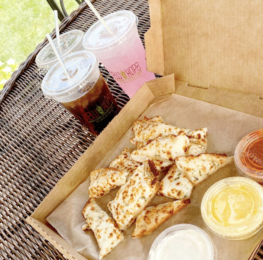 What a perfect day for a picnic! 🙌
.
.
#SNAP #SnapCustomPizza #breadsticks #beverages