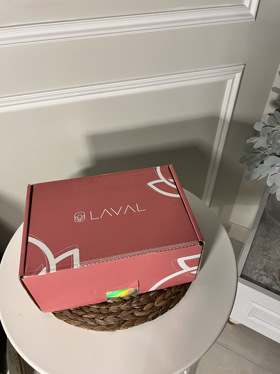 سحب على ثلاث بوكسات مقدمه من لافال🎁 

محتويات البوكس(ميك اب+عطورات+منتجات عنايه) كااااامل متكامل 😍

الشروط سهله:
رتويت لتغريده ✅
متابعة حساب <a href="/lavalstoresa/">Laval | لافال</a> 

السحب راح يكون بعد السحور شاركوا وفالكم الفوز 👏🏻👏🏻👏🏻