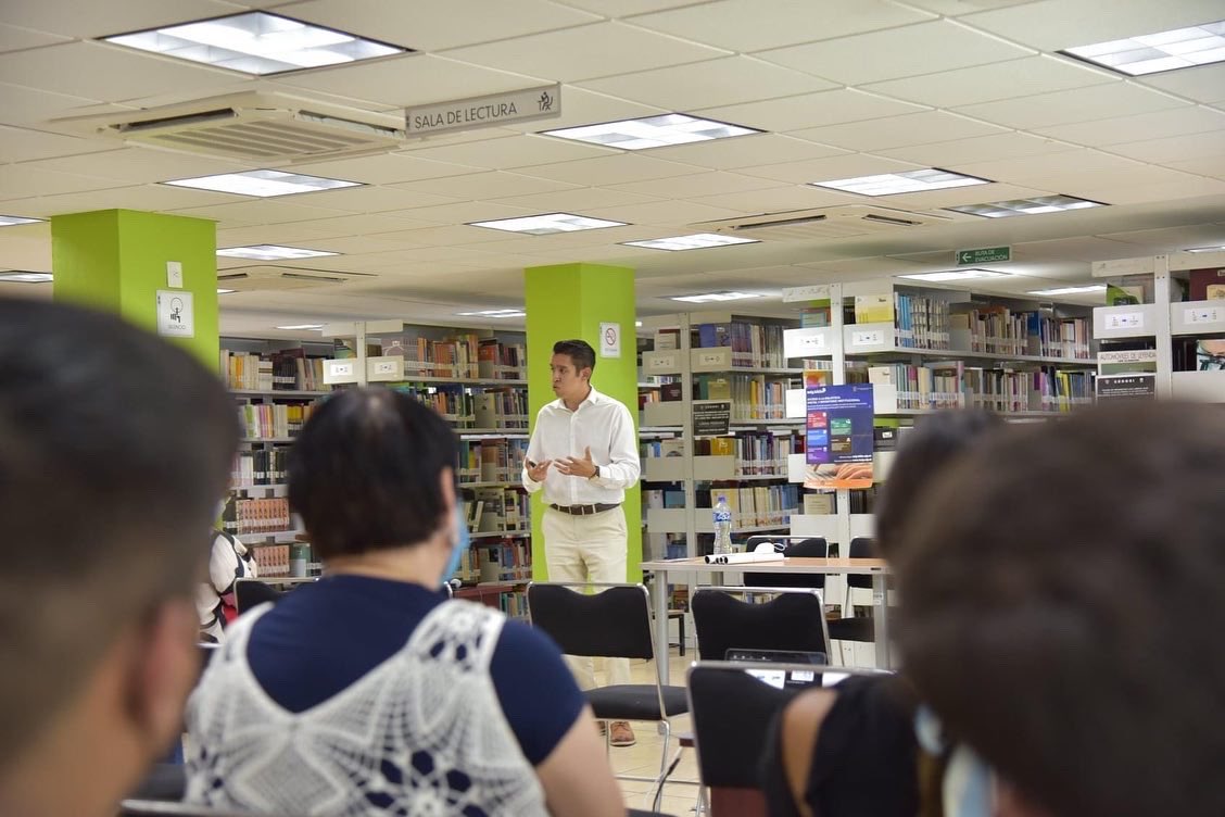 OficialCUCS's tweet photo. Como parte de las actividades organizas por 🏛 la Biblioteca CUCS #CEDOSI, tras el nombramiento de Guadalajara Capital Mundial del Libro 2022. 📚 durante esta tarde se llevó a cabo la segunda presentación en la que el Dr. Carlos Fernando Godínez González, Coordinador de la https://t.co/L6ZcBx2jIX