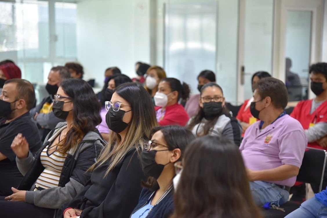 OficialCUCS's tweet photo. Como parte de las actividades organizas por 🏛 la Biblioteca CUCS #CEDOSI, tras el nombramiento de Guadalajara Capital Mundial del Libro 2022. 📚 durante esta tarde se llevó a cabo la segunda presentación en la que el Dr. Carlos Fernando Godínez González, Coordinador de la https://t.co/L6ZcBx2jIX
