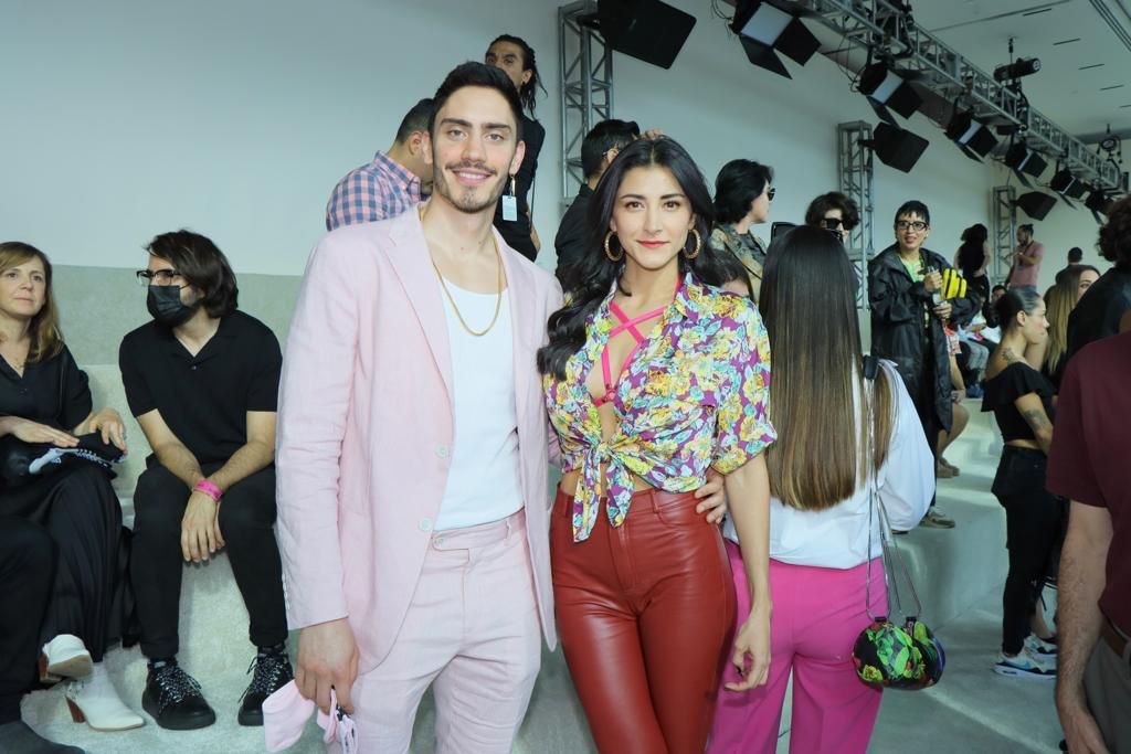 #MBFWMx | En este tercer día del <a href="/fashionweek_mx/">Fashion Week México</a>, también asistieron <a href="/Ivan_Amoz/">Iván Amozurrutia</a>  y <a href="/Ana_Jimenena/">AnaJimenaVillanueva</a>. 
📸: Adrián Vázquez