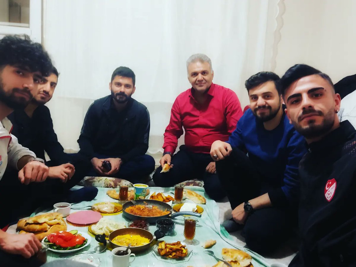 uniakigdir's tweet photo. Ana Kademe Teşkilat Başkanımız  ile birlikte, öğrenci kardeşlerimizin evinde yine aynı sofrayı paylaştık "Ramazan Berekettir.." https://t.co/AbBSLByHhA