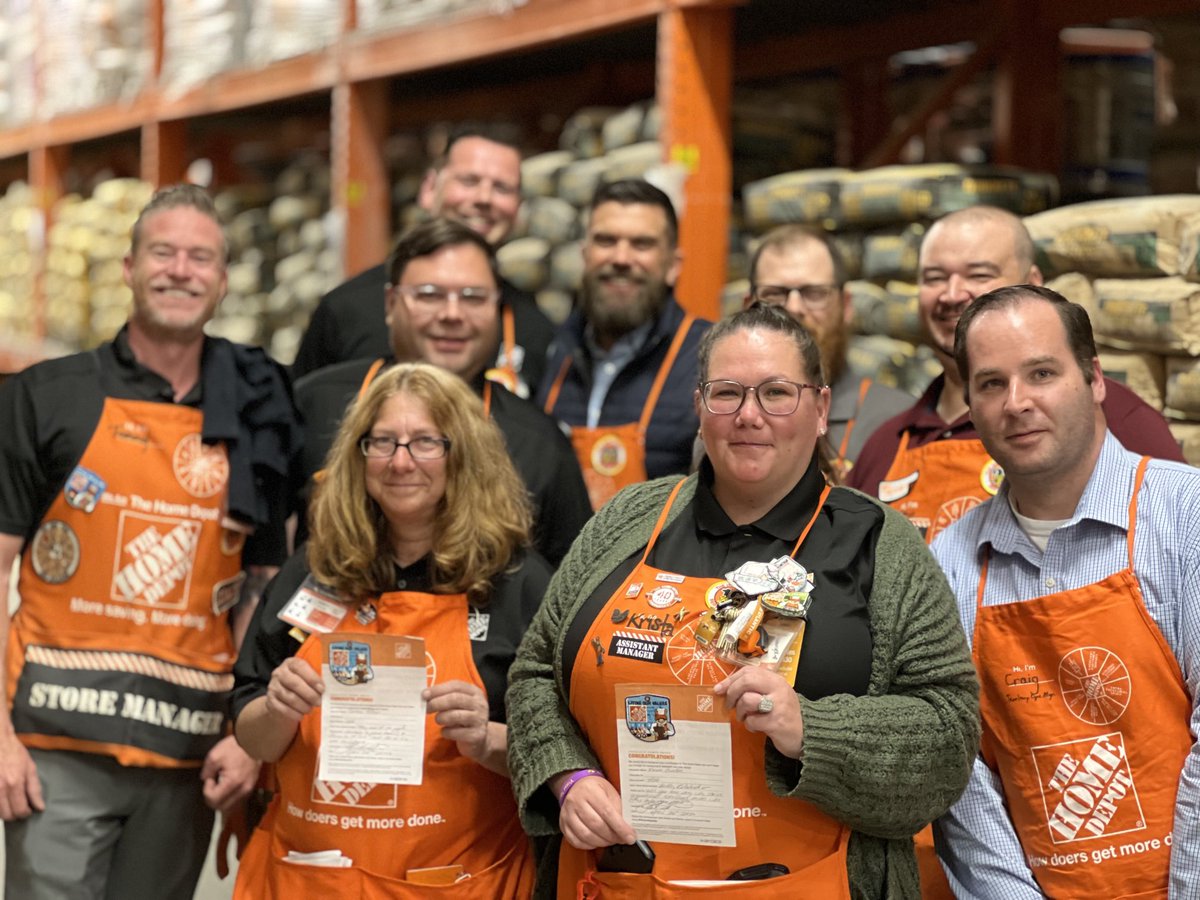 Wow!! Great engagement during the Operations walk @THD4166 Oregon Ave. #Philly MA RVP John Atkinson recognized OASM Krista and CXM Carmela for their commitment to #OperationalExcellence ⁦@tommybennetthd⁩ ⁦@JohnAtk25016614⁩ ⁦@kristasalera⁩