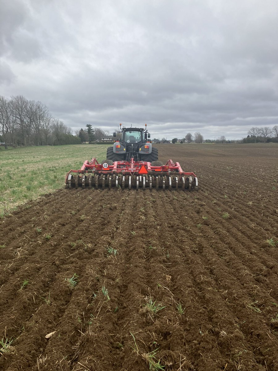 Willmorris7Will's tweet photo. Field prep for a local potato farmer, the goal was to not invert all organic material and leave a good depth of tilth. Traditionally the conventional plow/plough would have been used! @HorschOntario #blowsand #plant22 https://t.co/s3E9qoUILL