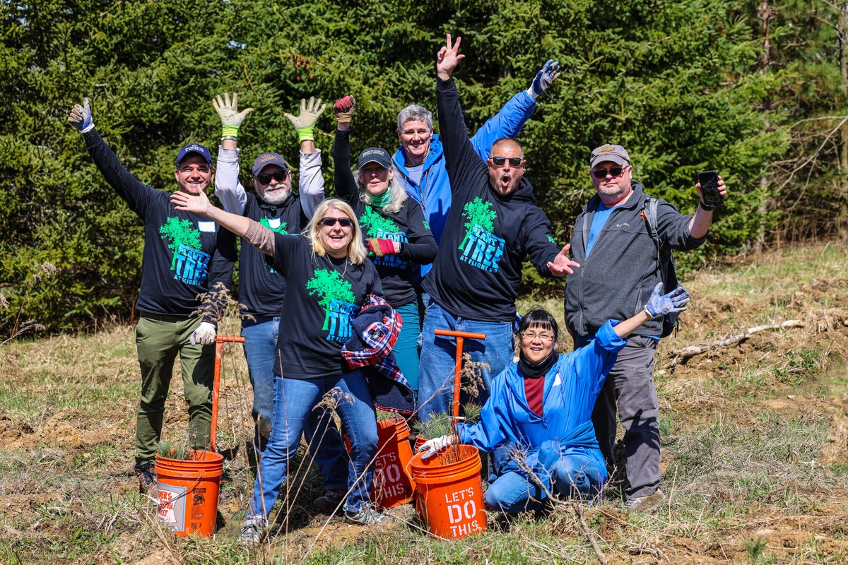 Flight93Friends's tweet photo. When friends come together, good things happen. Here are some highlights from this 2022 Plant A Tree at @flight93_nps 💙

#Honor93
#PlantATree2022
#Flight93

Photo Cred: @BrendaTSchwartz https://t.co/mNrstk5HbP