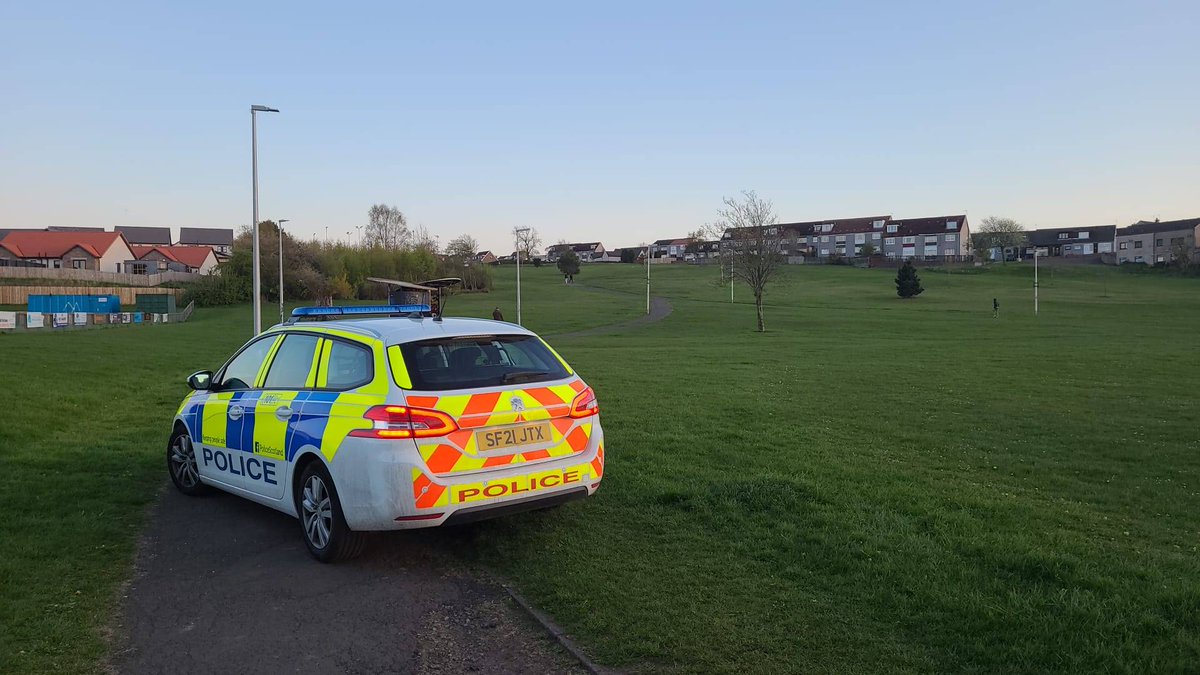 PSOSCowdenbeath's tweet photo. ๐ฎโโ๏ธ In the Community ๐ฎโโ๏ธ
Evening patrols in Lochgelly. PCs Scola and Barker keeping an eye out in the public park.
#brawnight #lochgelly #keepingpeoplesafe https://t.co/KsGAh2zMTH
