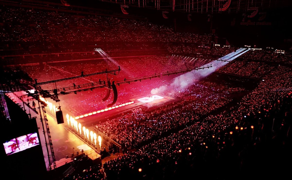 ARMYFRANCE_'s tweet photo. #BTS remportent le deuxième meilleur rapport de boxscore de tous les temps aux États-Unis pour des concerts dans un même lieu.

Ils remportent également la première place de boxscore dans un même lieu en 2022 dans le cadre de la série de concerts #PermissionToDanceOnStage. https://t.co/IOAdDb6fXl