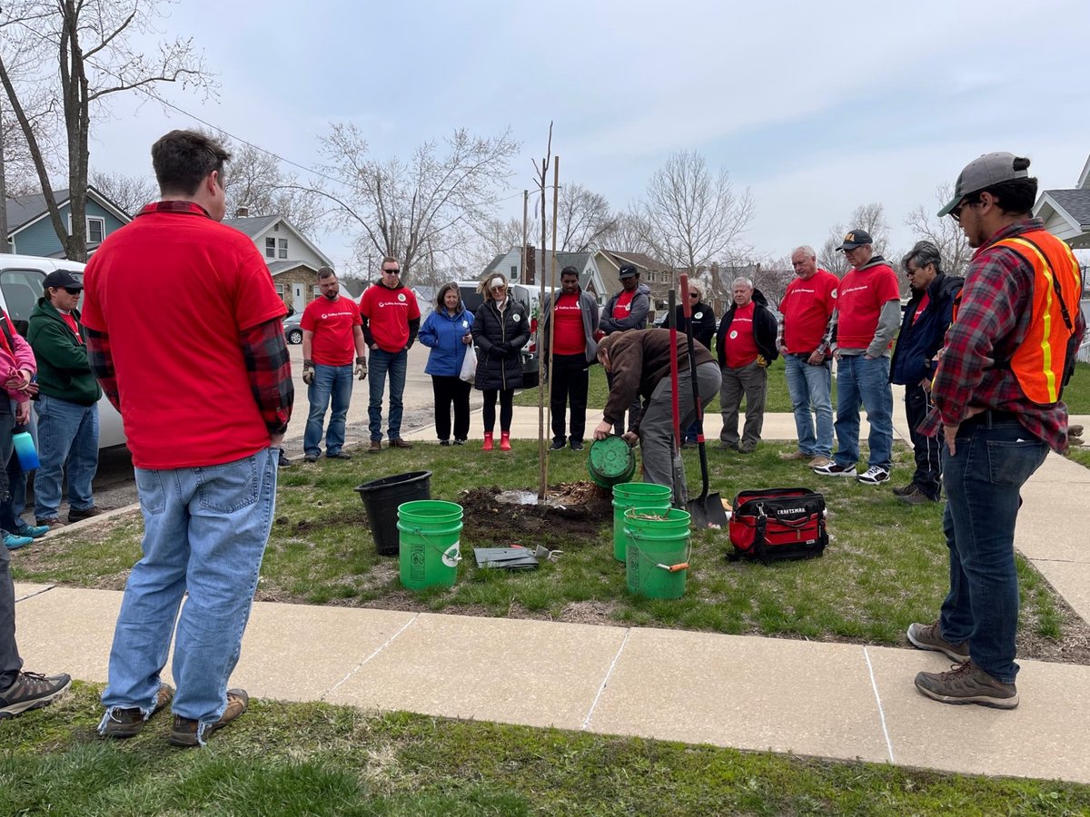 Trees_Forever's tweet photo. Today we are planting 50 trees in southwest Cedar Rapids with volunteers from @CollinsAero! We canโt thank them enough for their financial investment towards ReLeaf Cedar Rapids and for their commitment of employee time to the work of replanting the city following the derecho. https://t.co/2HtTUlSEXq