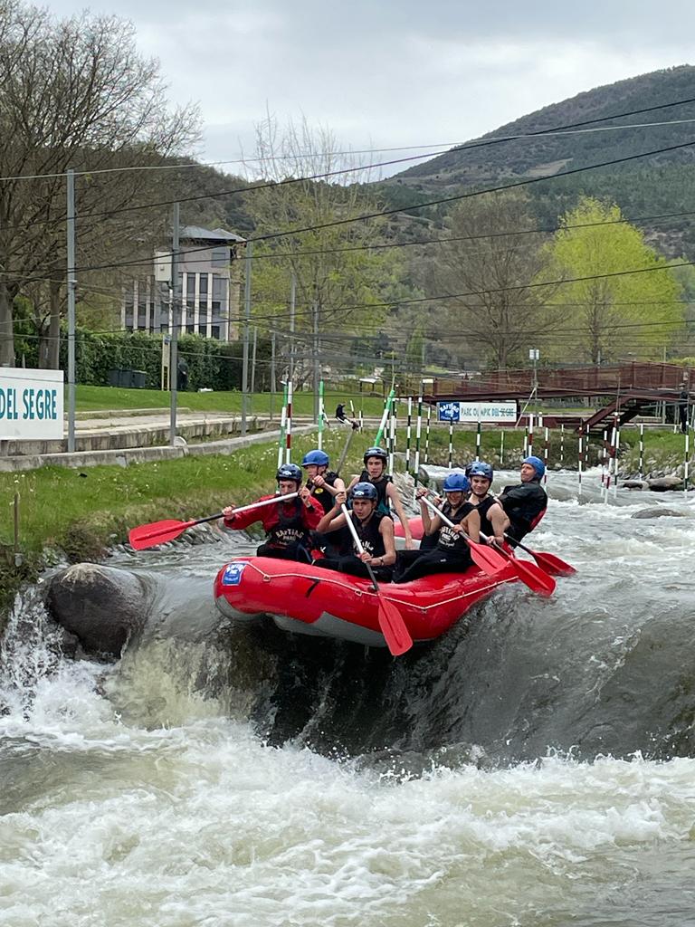 csaamparod's tweet photo. Esta tarde hemos hecho rafting por el canal olimpico de la seu d'Urgell, ha sido emocionante y divertido, hemos remado en equipo y con ayuda de los monitores hemos bajado por los rápidos sin percances https://t.co/B10udD2ina