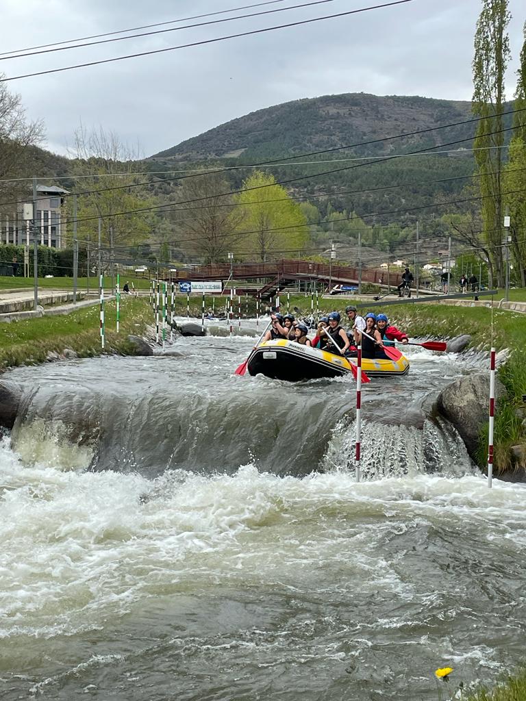 csaamparod's tweet photo. Esta tarde hemos hecho rafting por el canal olimpico de la seu d'Urgell, ha sido emocionante y divertido, hemos remado en equipo y con ayuda de los monitores hemos bajado por los rápidos sin percances https://t.co/B10udD2ina